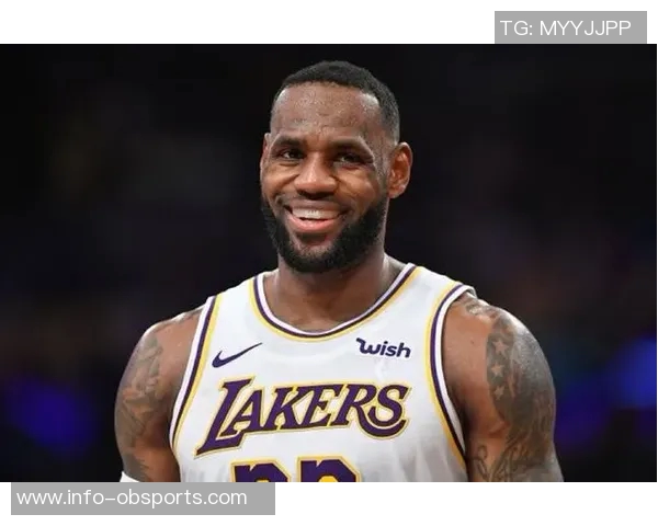 亚当斯边叫疼边偷瞄镜头ESPN配詹姆斯搞笑表情引发热议 亚当斯边叫疼边偷瞄镜头ESPN配詹姆斯搞笑表情引发热议