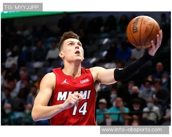 希罗与公牛吉祥物半场对决公牛一击命中让希罗瞬间退缩 希罗与公牛吉祥物半场对决公牛一击命中让希罗瞬间退缩